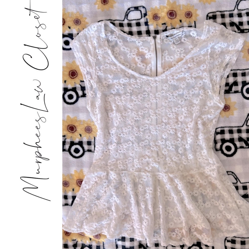 AMERICAN EAGLE OUTFITTERS🦅 | Off White Lace Peplum Cap Sleeve | M
